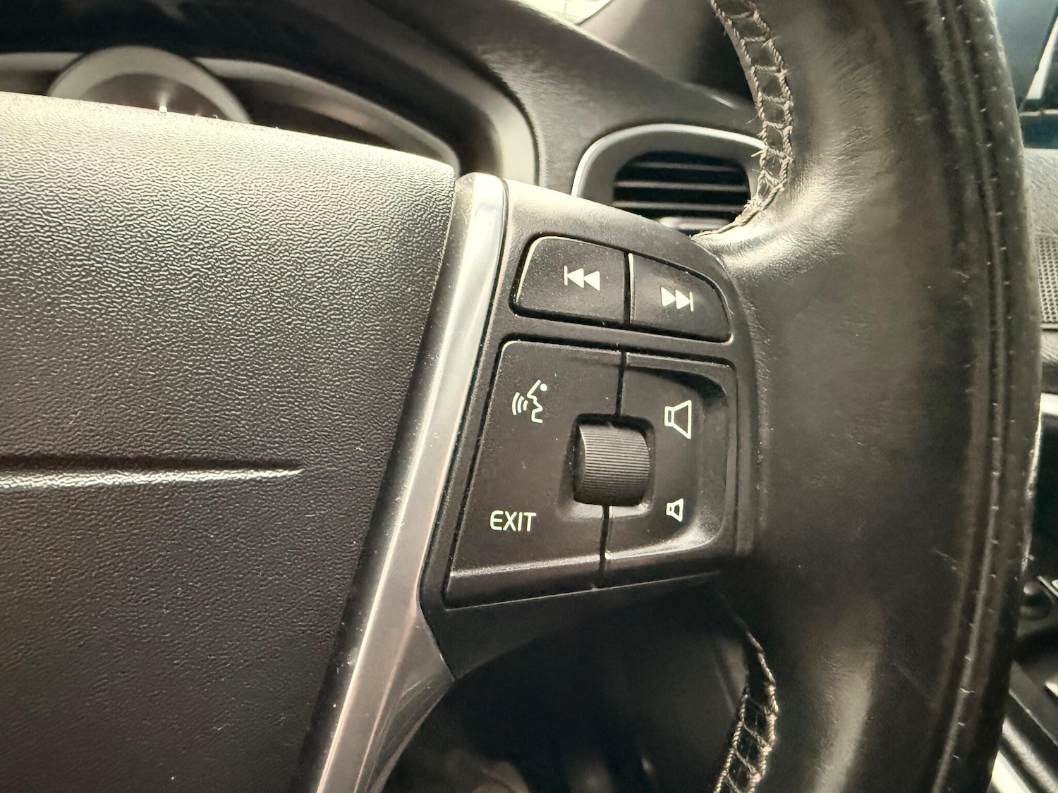 Used Volvo V40 2015 for sale - 76887016: Photo 29