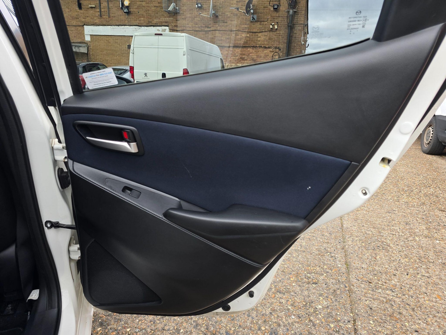 Used Mazda Mazda2 2015 for sale - 77682866: Photo 28