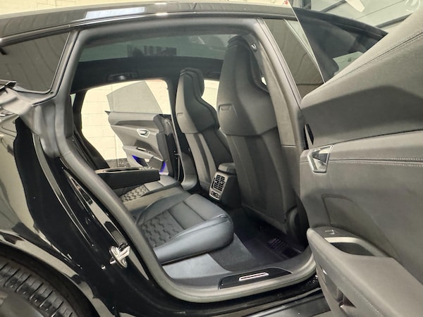 Used Audi e-tron GT 2023 for sale - 76284328: Photo 47
