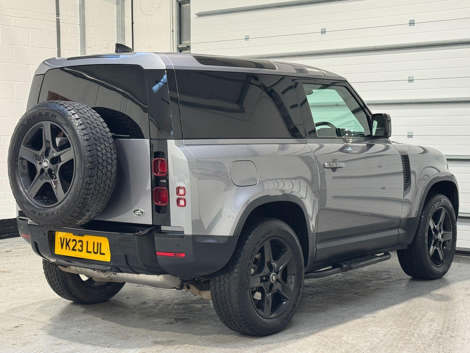 Used Land Rover Defender 2023 for sale - 77229519: Photo 11