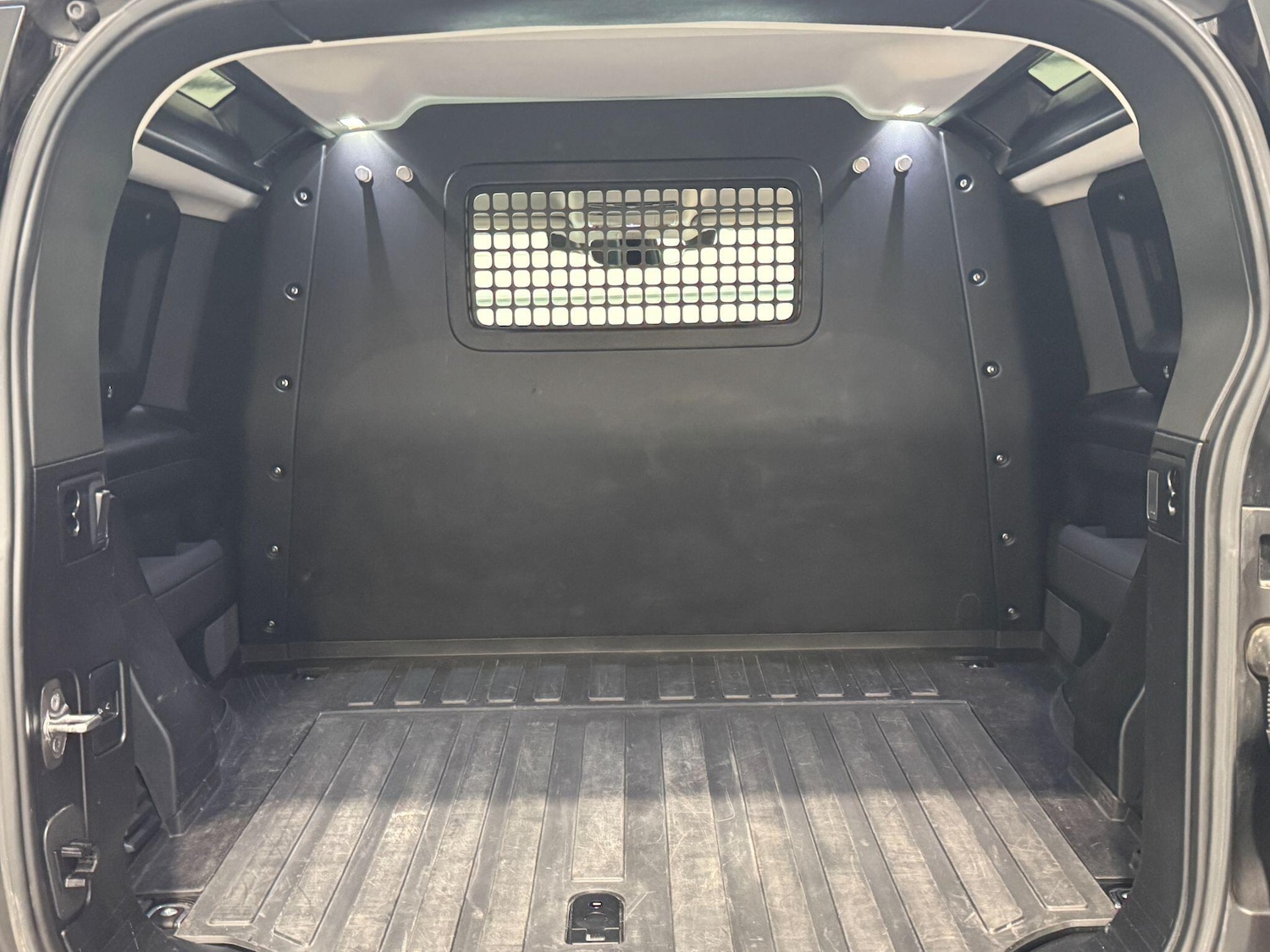 Used Land Rover Defender 2023 for sale - 77229519: Photo 20