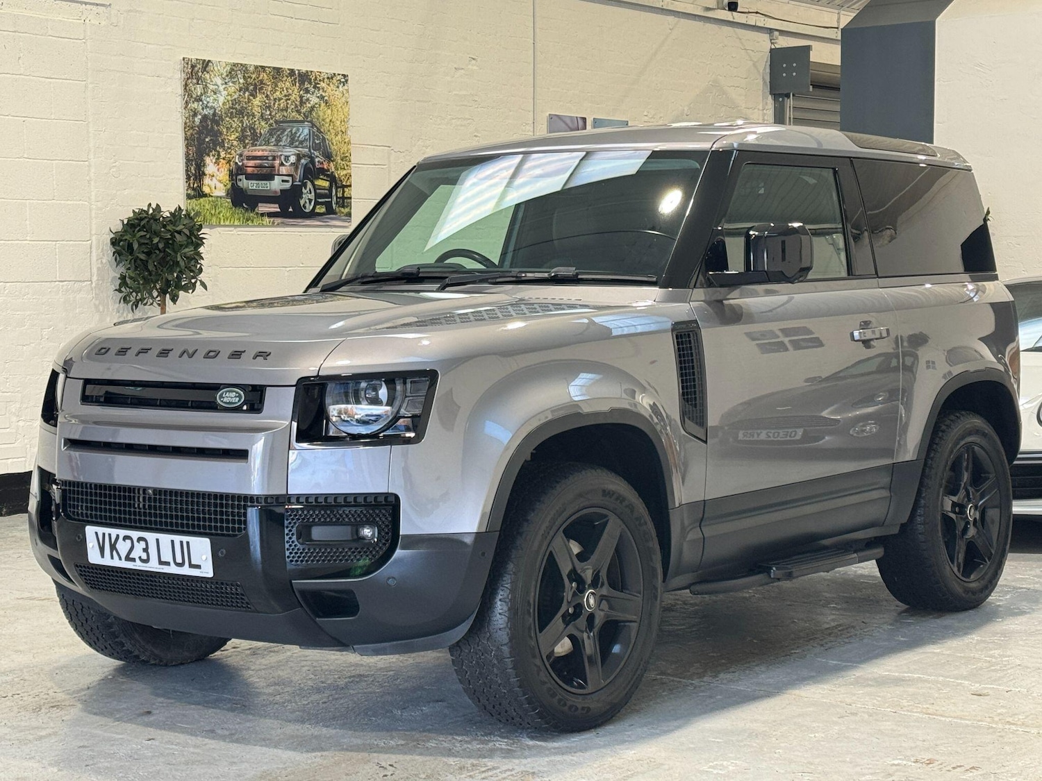 Used Land Rover Defender 2023 for sale - 77229519: Photo 3