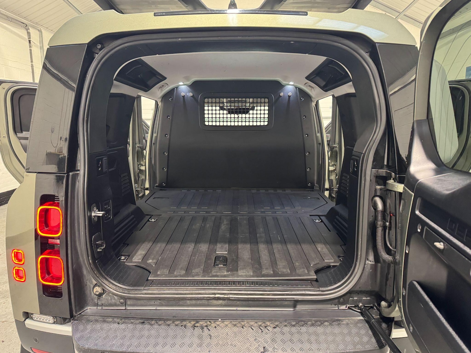 Used Land Rover Defender 110 2022 for sale - 77497533: Photo 57