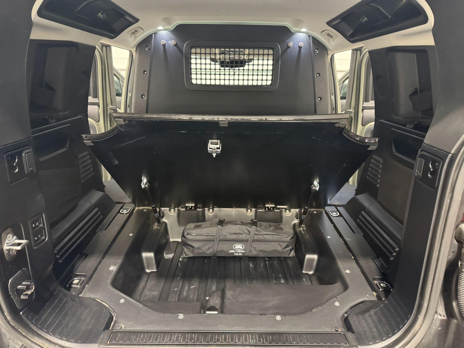 Used Land Rover Defender 110 2022 for sale - 77497533: Photo 59