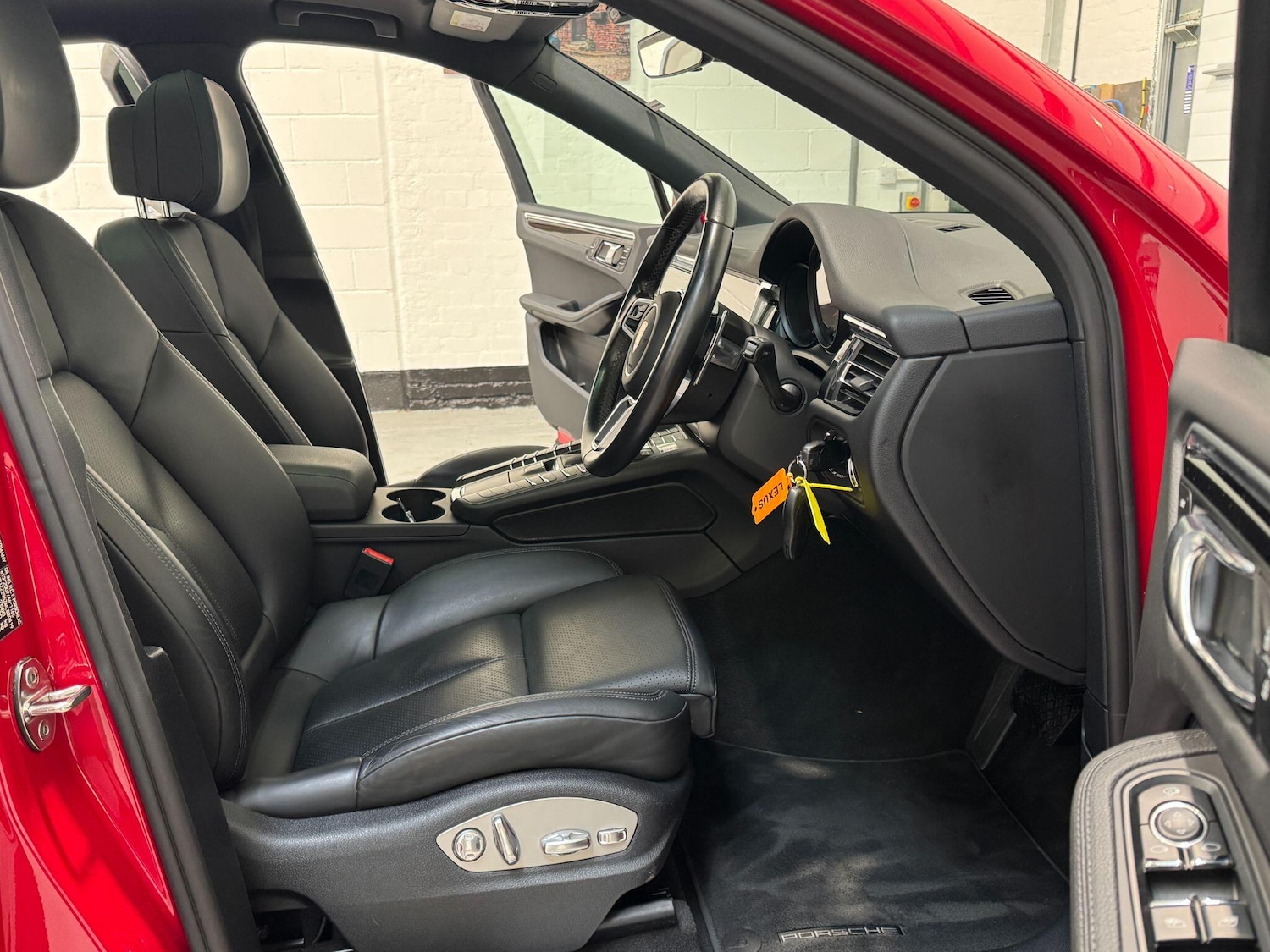 Used Porsche Macan 2020 for sale - 76071474: Photo 15