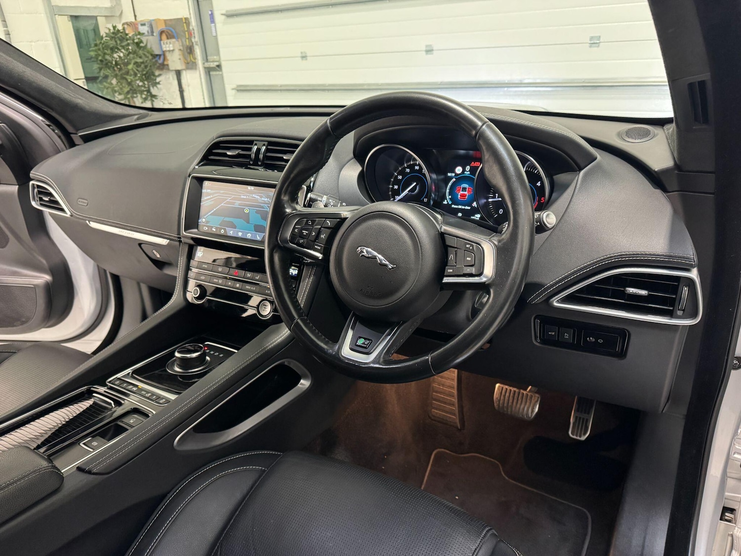 Used Jaguar F-Pace 2019 for sale - 76306536: Photo 16