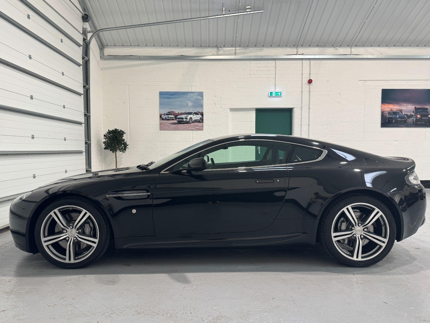 Used Aston Martin Vantage 2009 for sale - 77798992: Photo 10