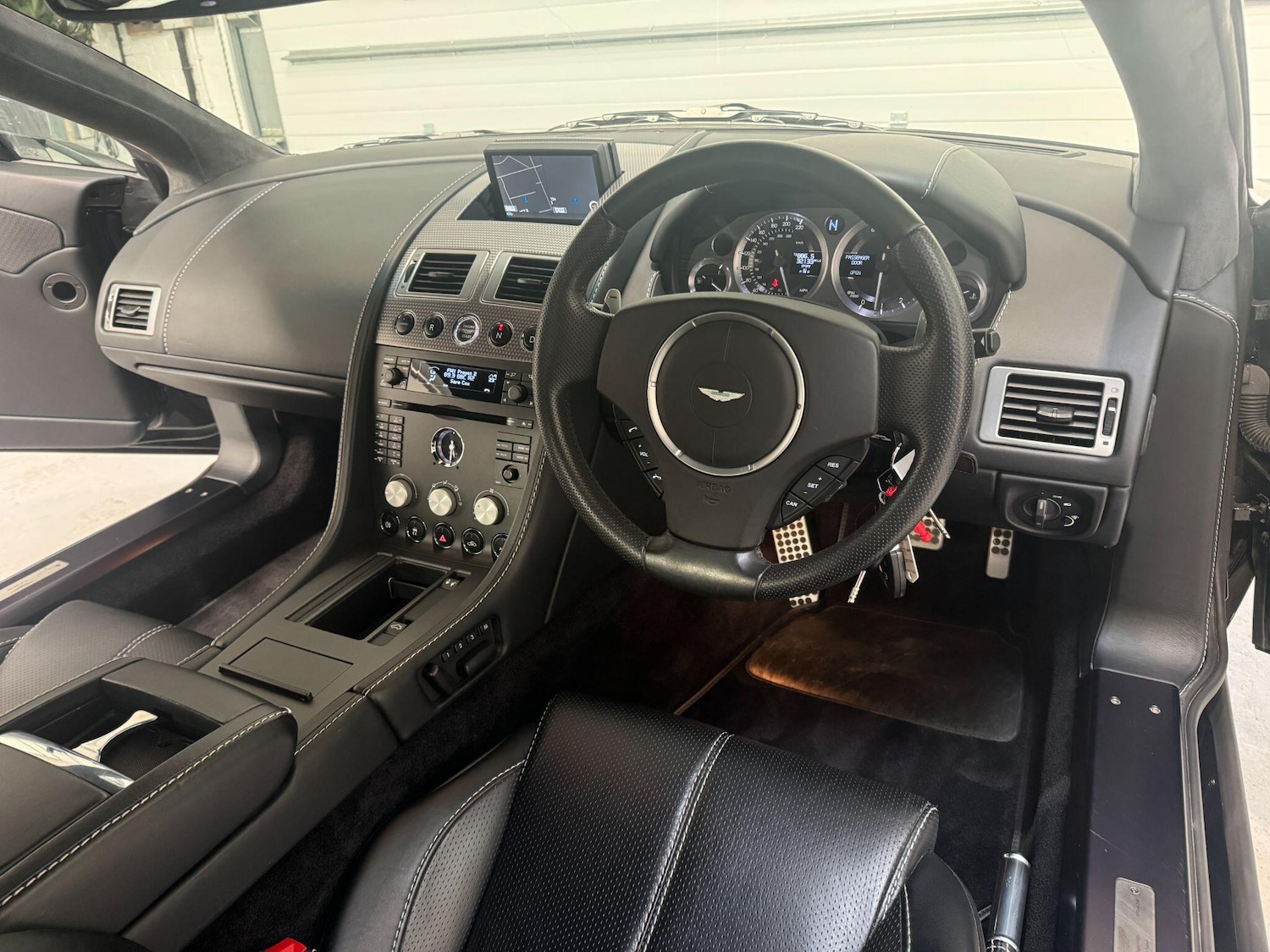 Used Aston Martin Vantage 2009 for sale - 77798992: Photo 17