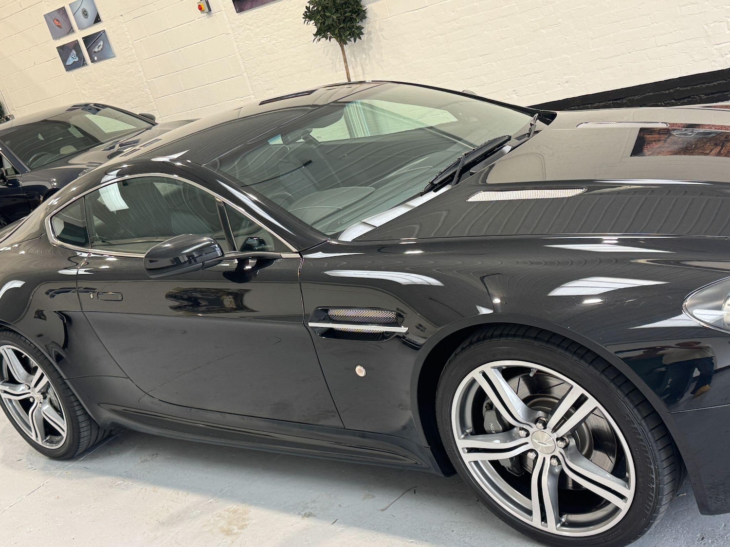 Used Aston Martin Vantage 2009 for sale - 77798992: Photo 54