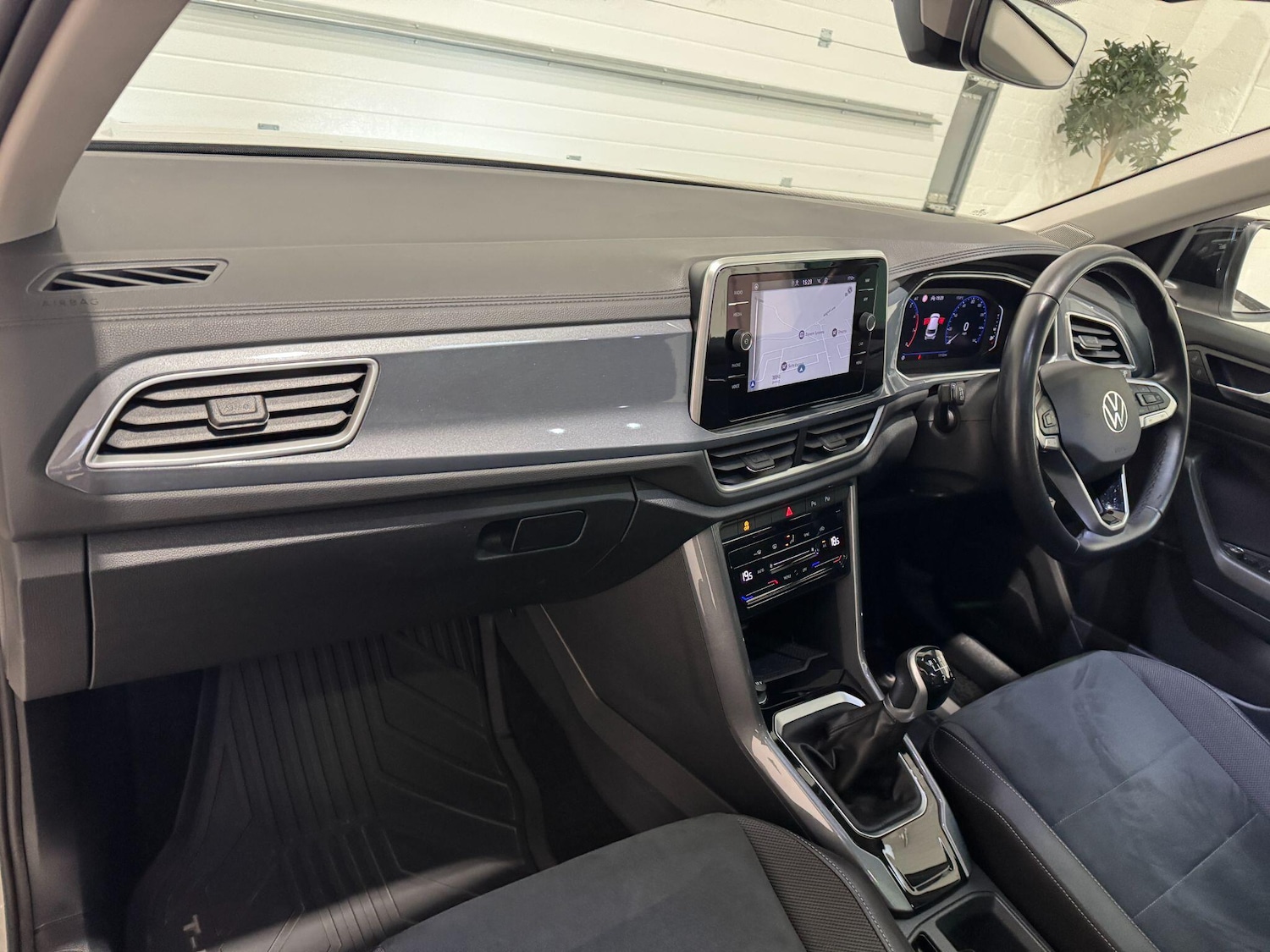 Used Volkswagen T-Roc 2023 for sale - 76484869: Photo 32