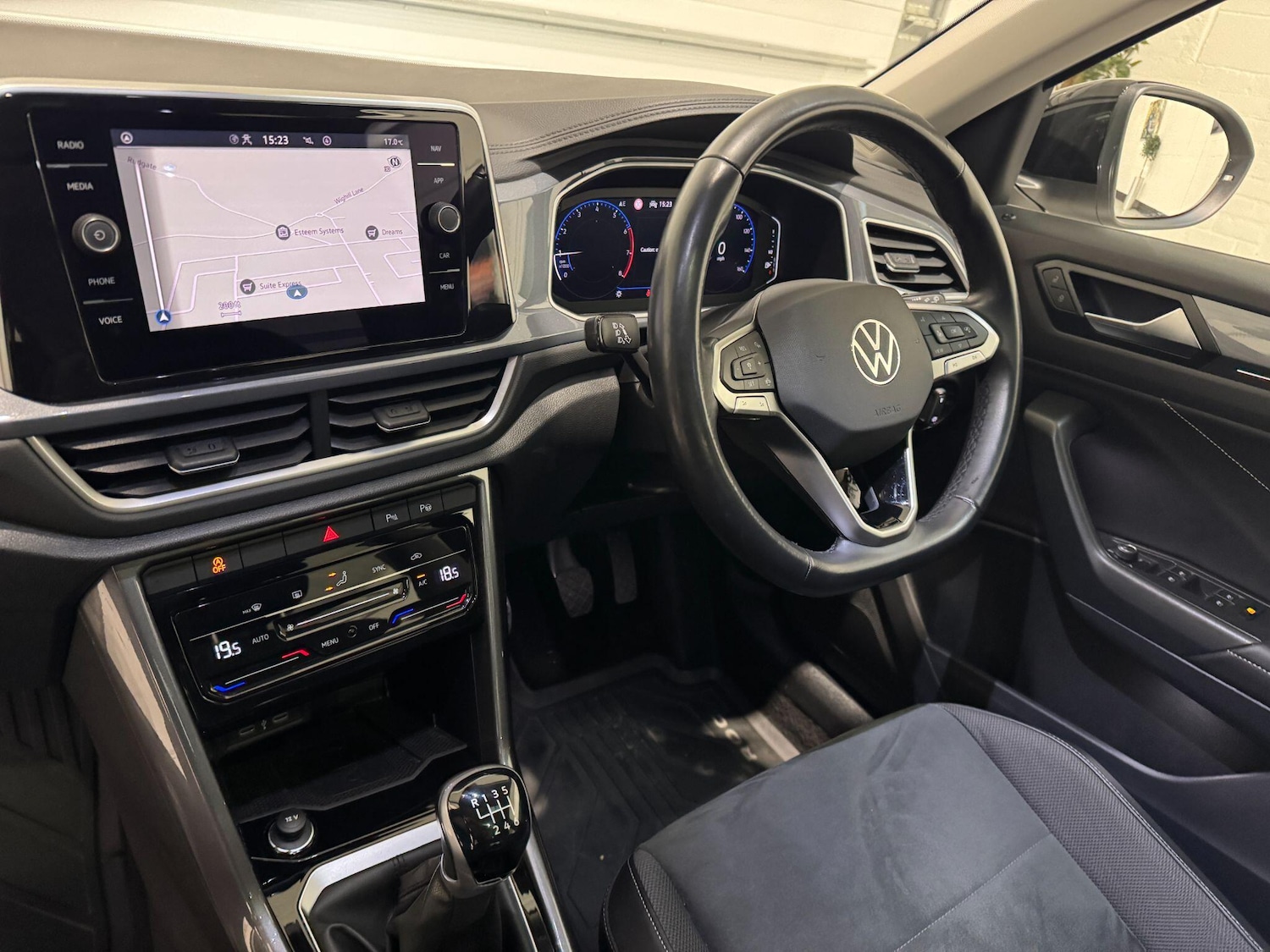 Used Volkswagen T-Roc 2023 for sale - 76484869: Photo 33