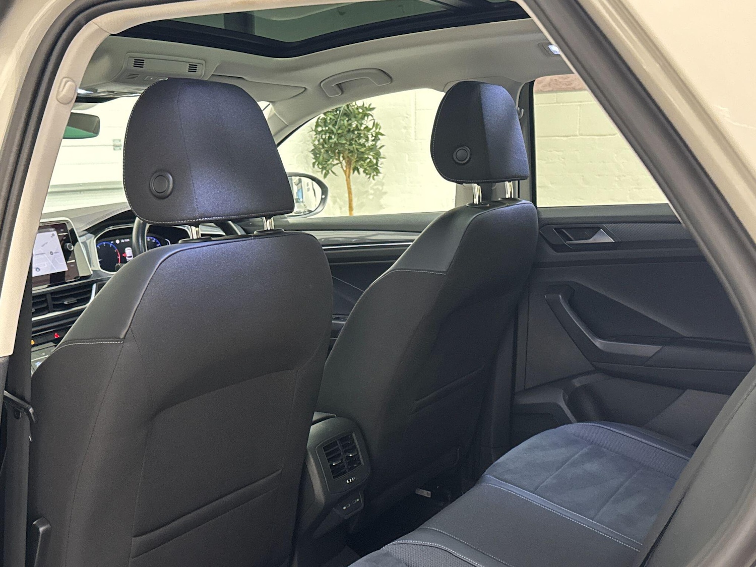 Used Volkswagen T-Roc 2023 for sale - 76484869: Photo 74