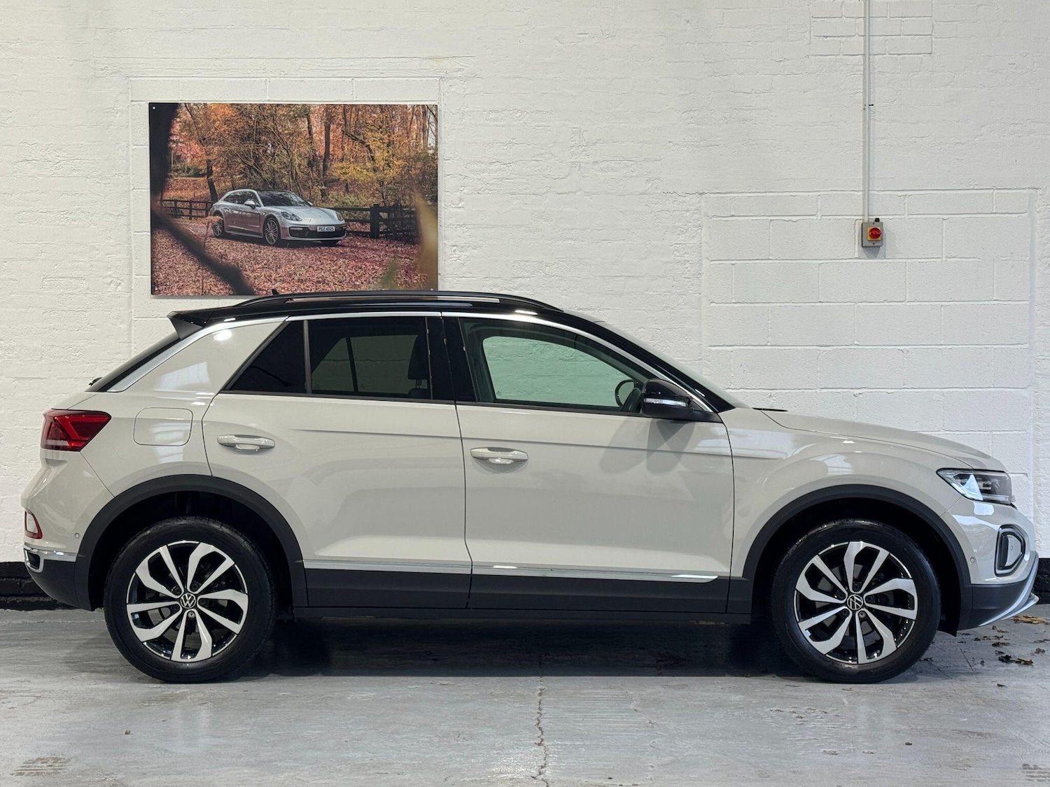 Used Volkswagen T-Roc 2023 for sale - 76484869: Photo 8
