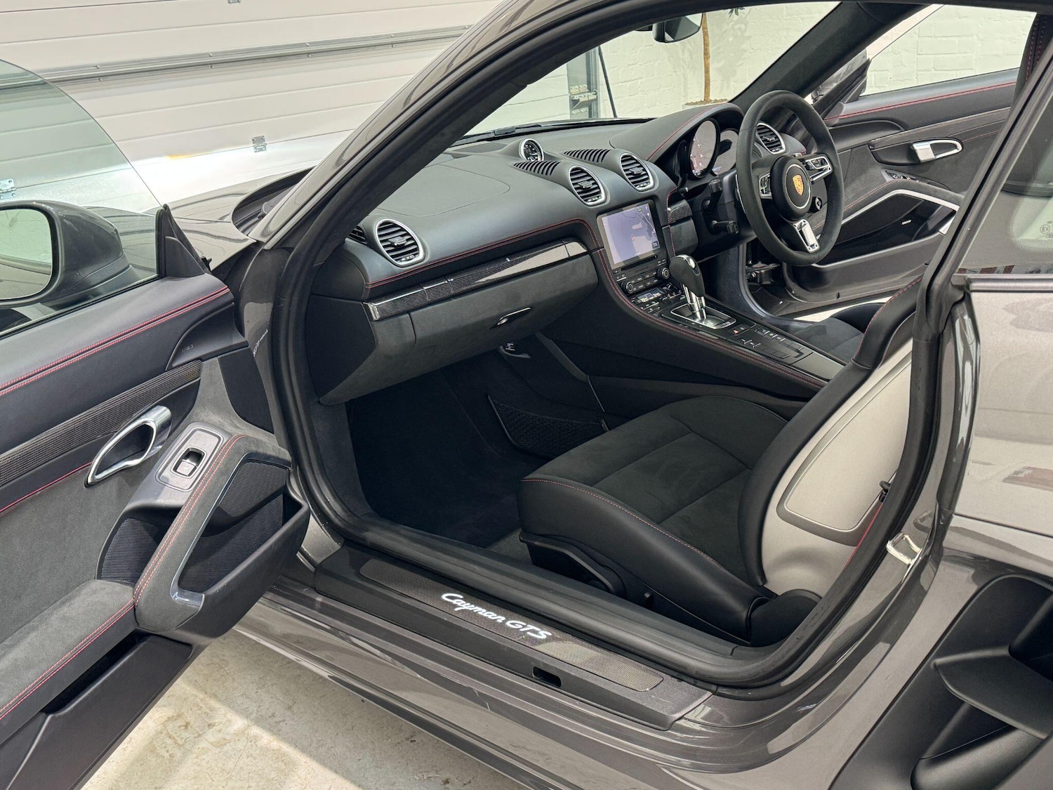 Used Porsche Cayman 2023 for sale - 76965550: Photo 74