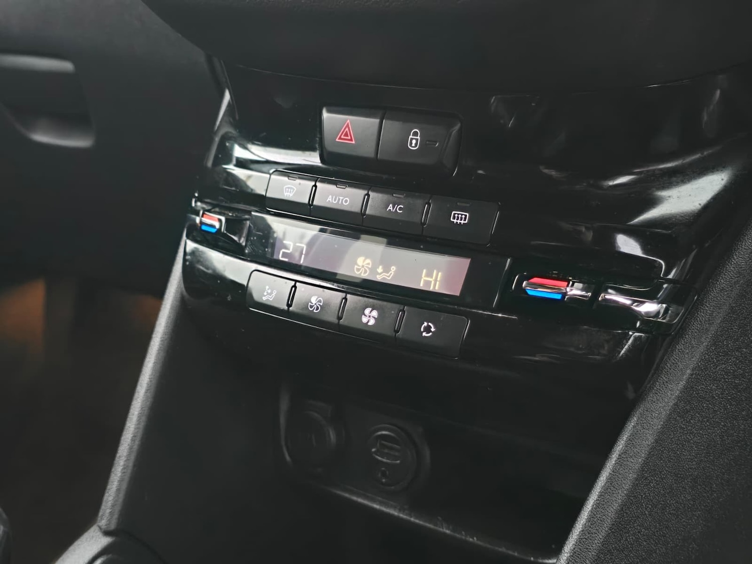 Used Peugeot 208 2014 for sale - 76882053: Photo 14