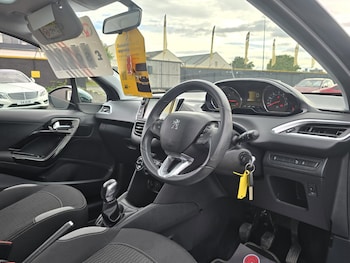 Used Peugeot 208 2015 for sale - 75216323: Photo