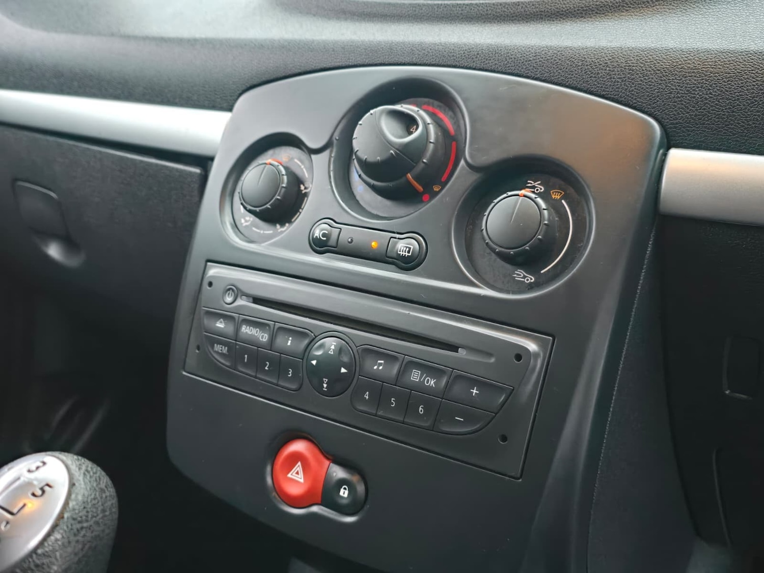 Used Renault Clio 2010 for sale - 77435335: Photo 15