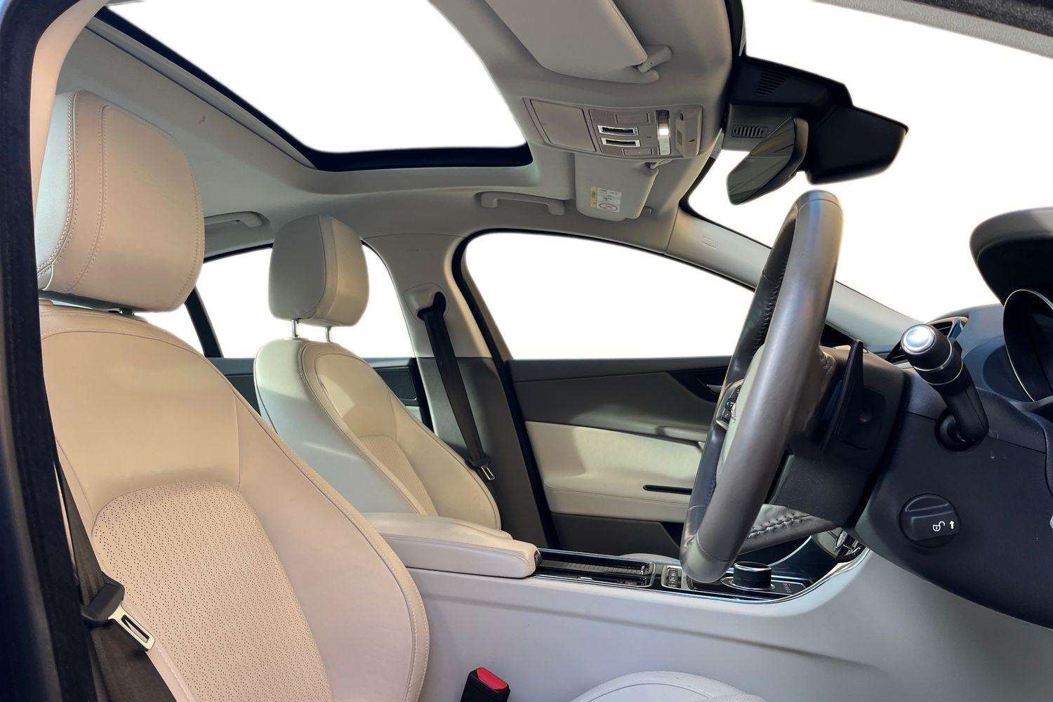 Used Jaguar XE 2018 for sale - 77890008: Photo 4