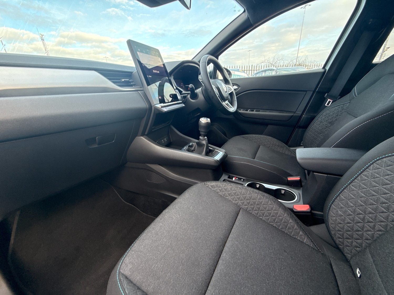 Used Renault Captur 2024 for sale - 77232296: Photo 2