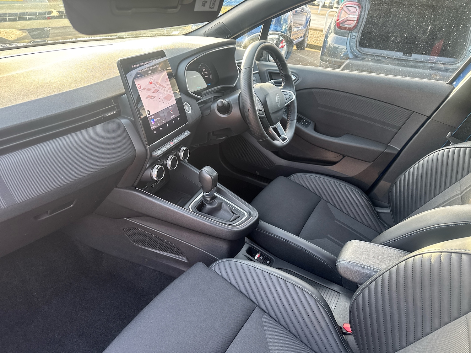 Used Renault Clio 2025 for sale - 77205776: Photo 2