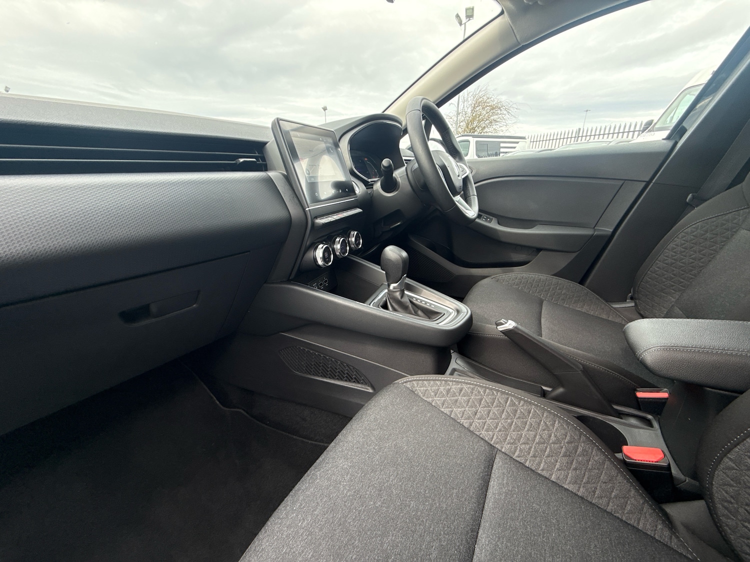 Used Renault Clio 2023 for sale - 77855803: Photo 2