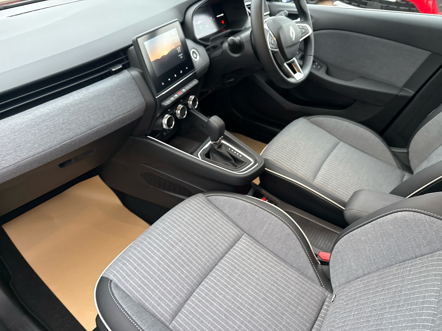 Used Renault Clio 2025 for sale - 76977945: Photo 2