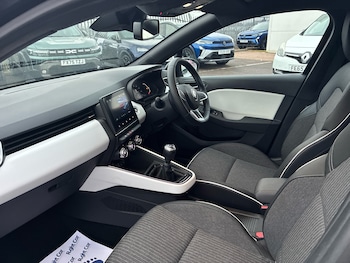 Used Renault Clio 2023 for sale - 77499777: Photo