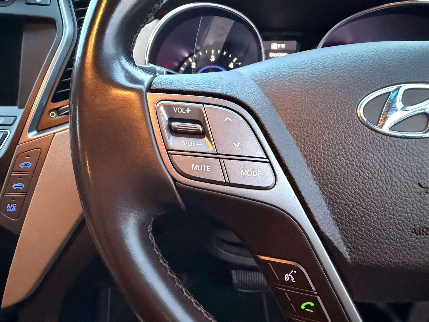 Used Hyundai Santa Fe 2014 for sale - 76377660: Photo 43