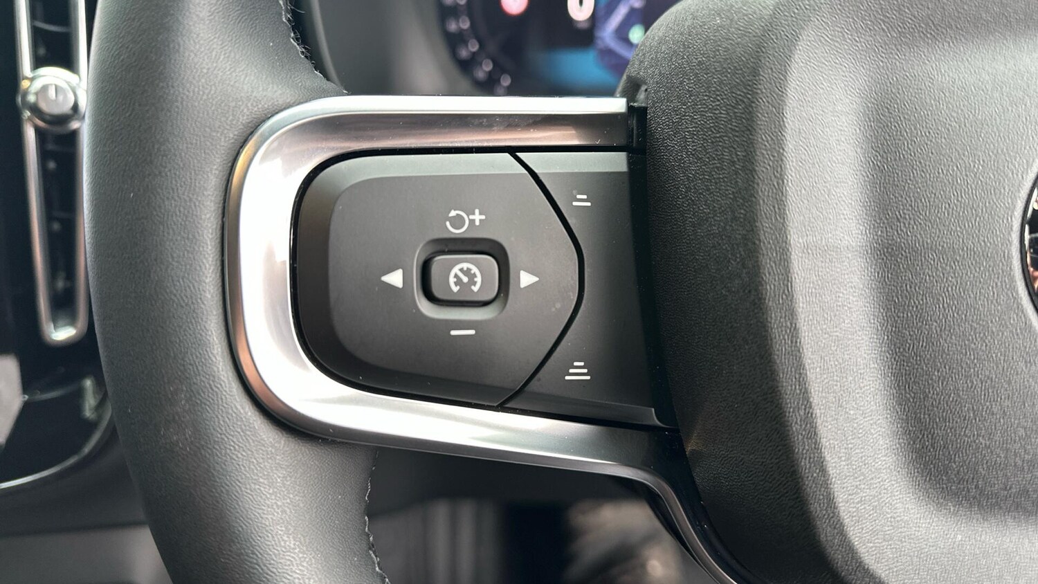 Used Volvo XC40 2025 for sale - 77672908: Photo 42