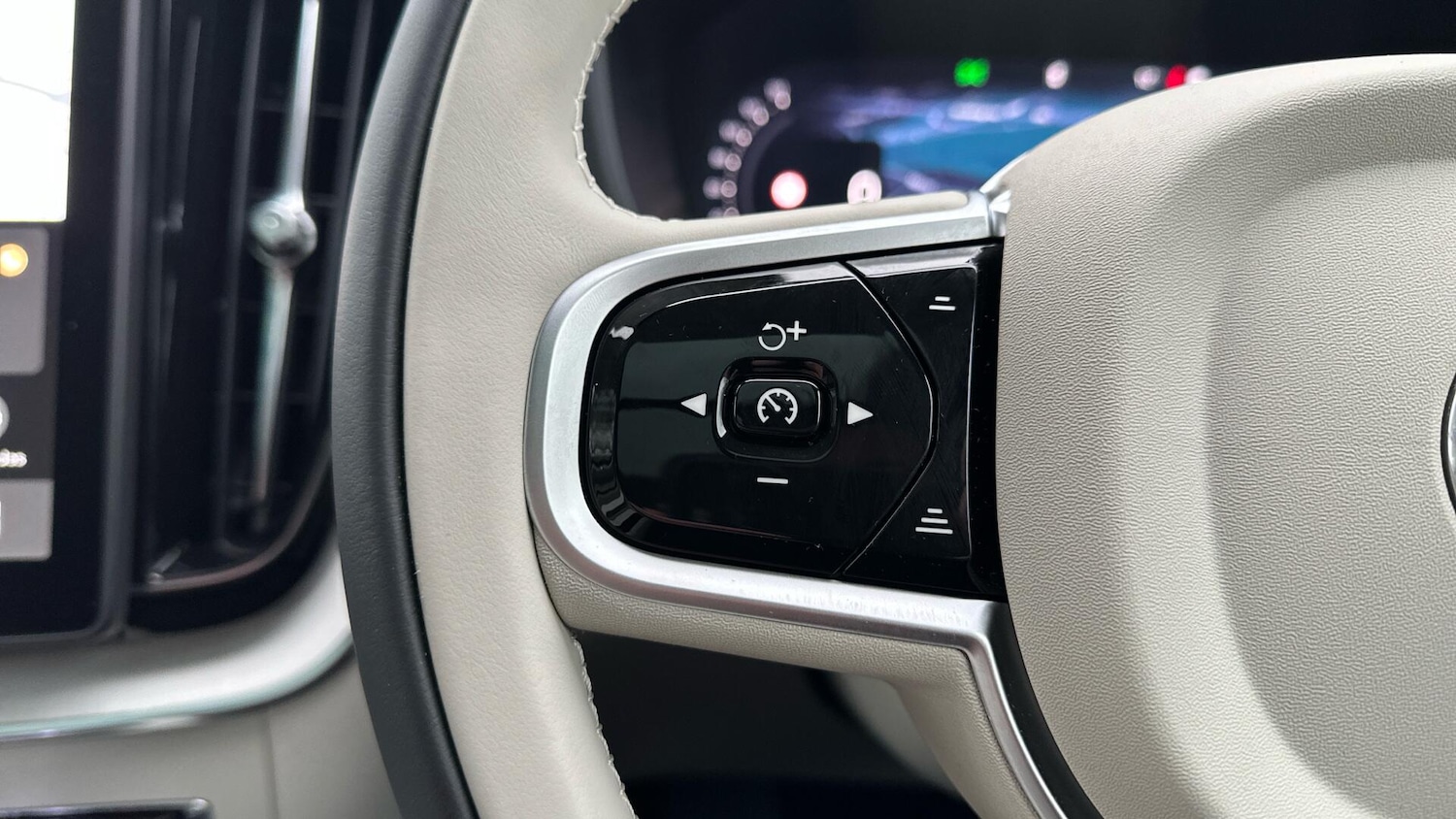 Used Volvo XC60 2025 for sale - 76765302: Photo 21