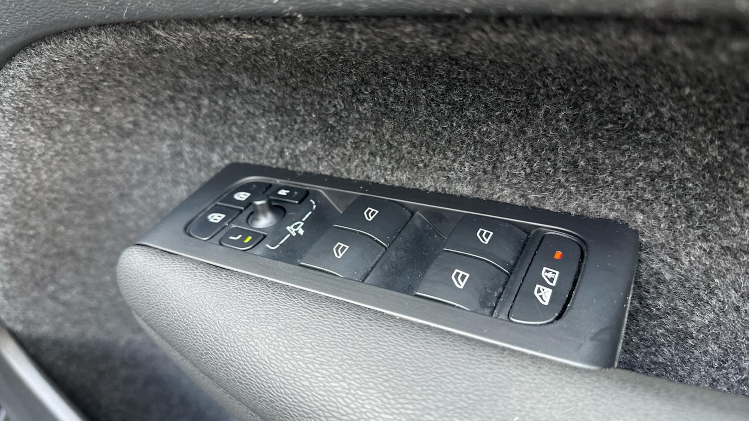 Used Volvo XC40 for sale - 77242455: Photo 23