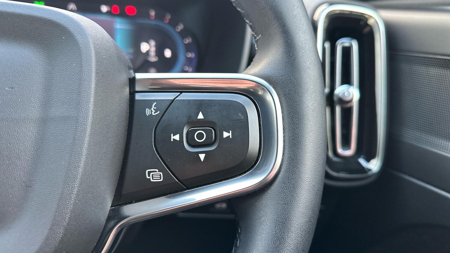 Used Volvo XC40 2022 for sale - 76432382: Photo 21