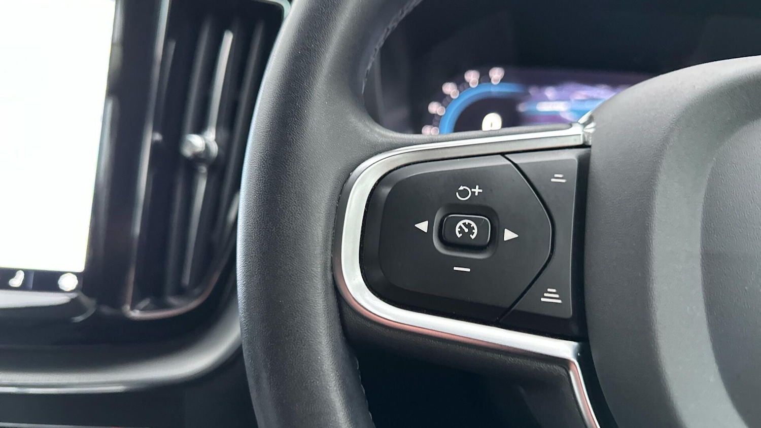 Used Volvo XC60 2023 for sale - 76336910: Photo 20