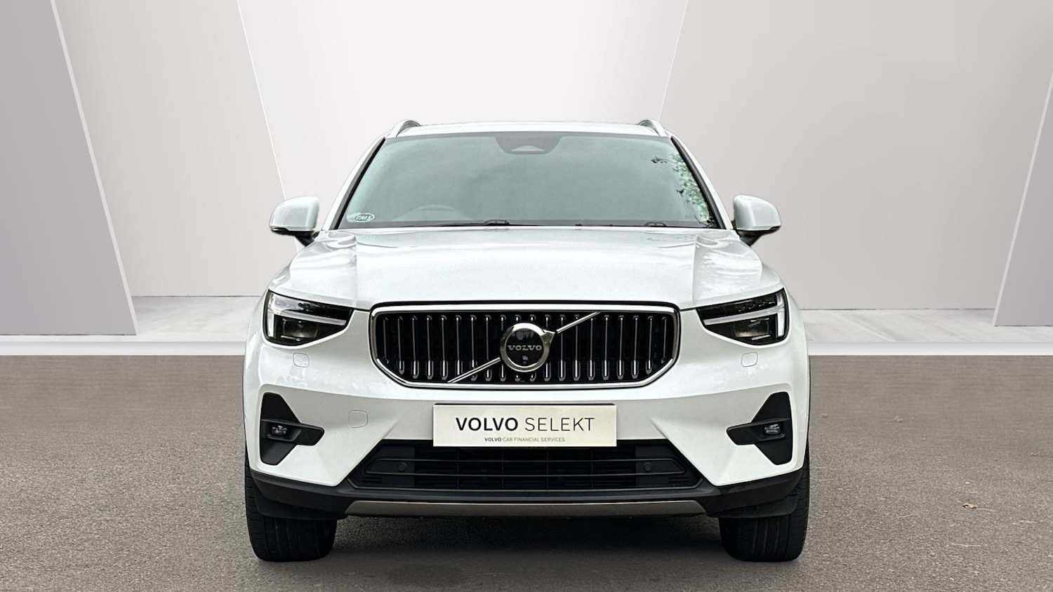 Used Volvo XC40 2024 for sale - 76337132: Photo 2
