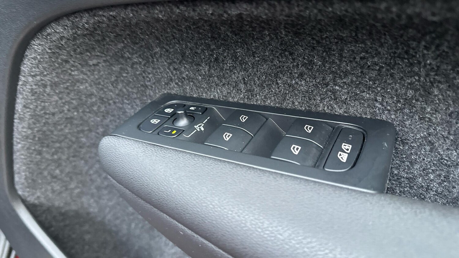 Used Volvo XC40 2023 for sale - 76457729: Photo 24