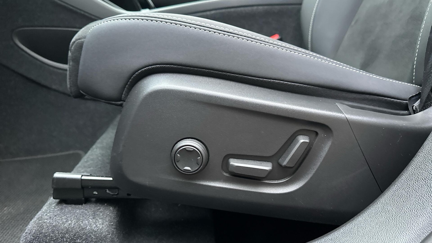 Used Volvo XC40 2023 for sale - 76457729: Photo 41