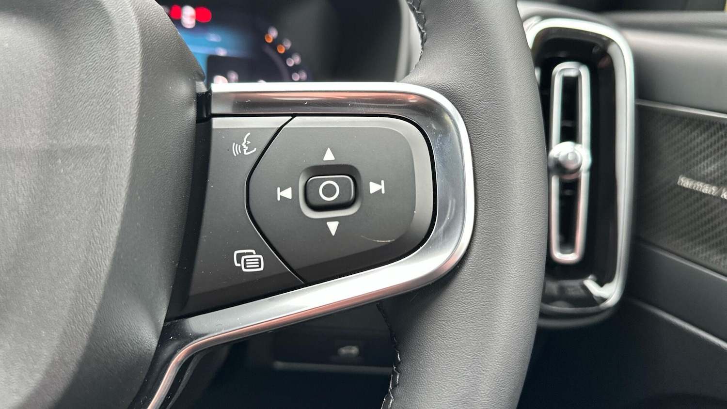 Used Volvo XC40 2025 for sale - 76337419: Photo 21