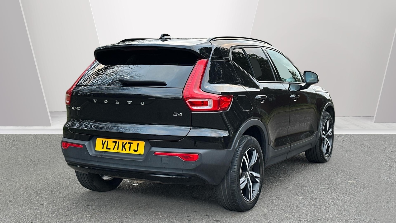 Used Volvo XC40 2021 for sale - 76657575: Photo 2