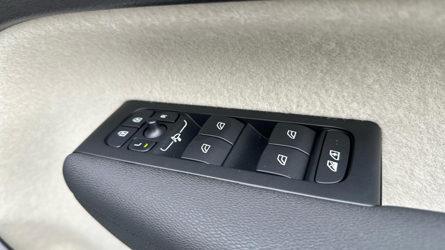 Used Volvo XC40 2025 for sale - 76336265: Photo 25