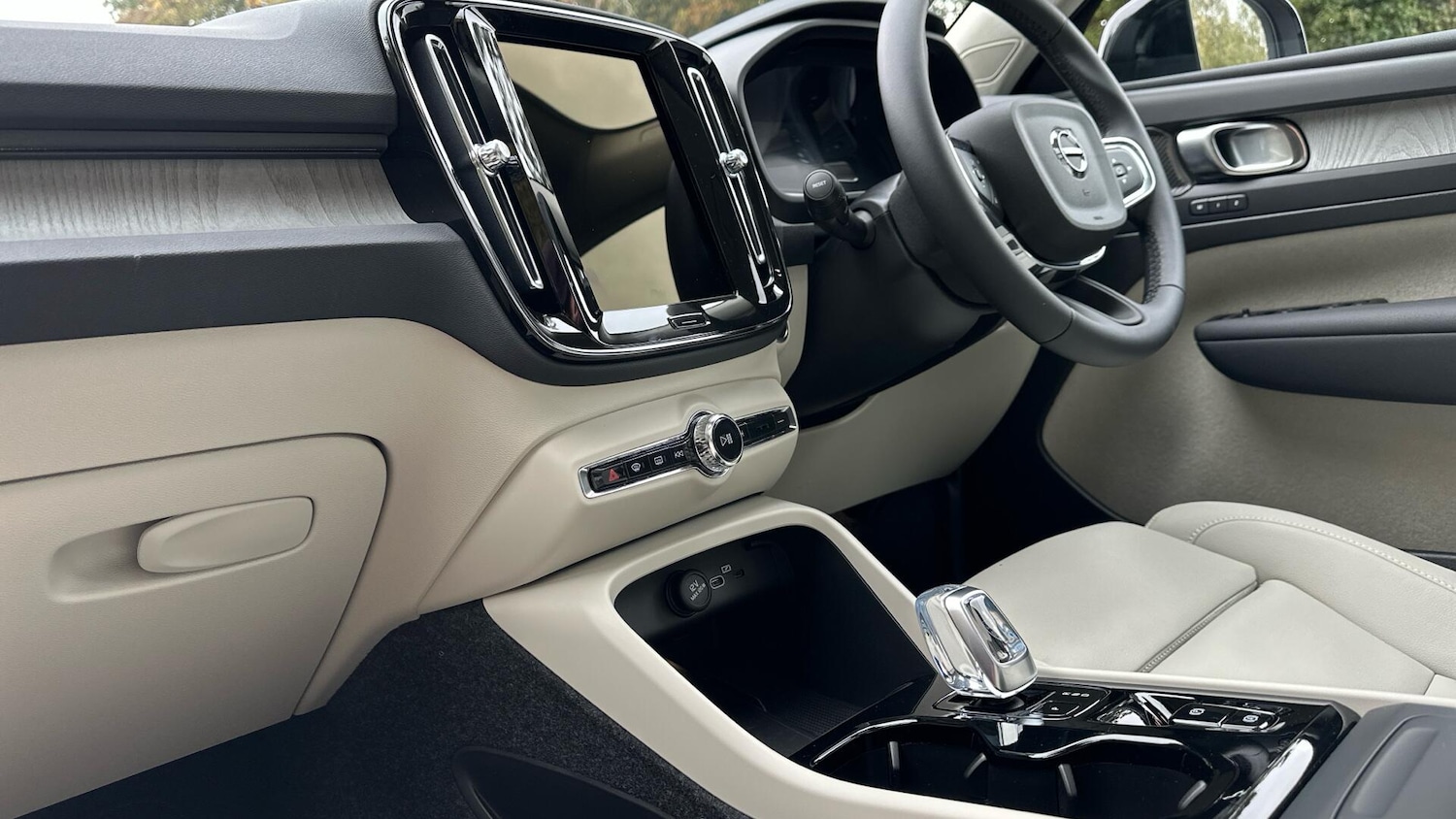 Used Volvo XC40 2025 for sale - 76561337: Photo 16