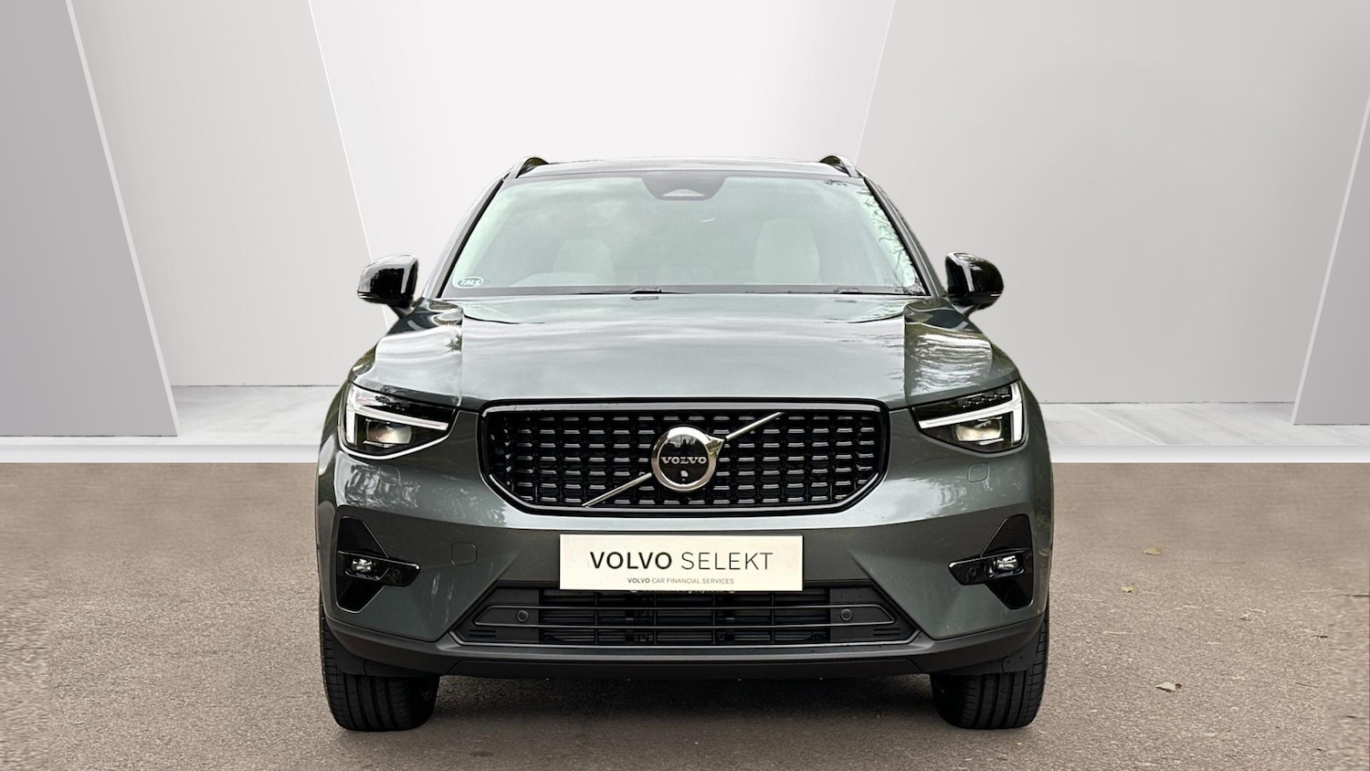 Used Volvo XC40 2025 for sale - 76561337: Photo 2