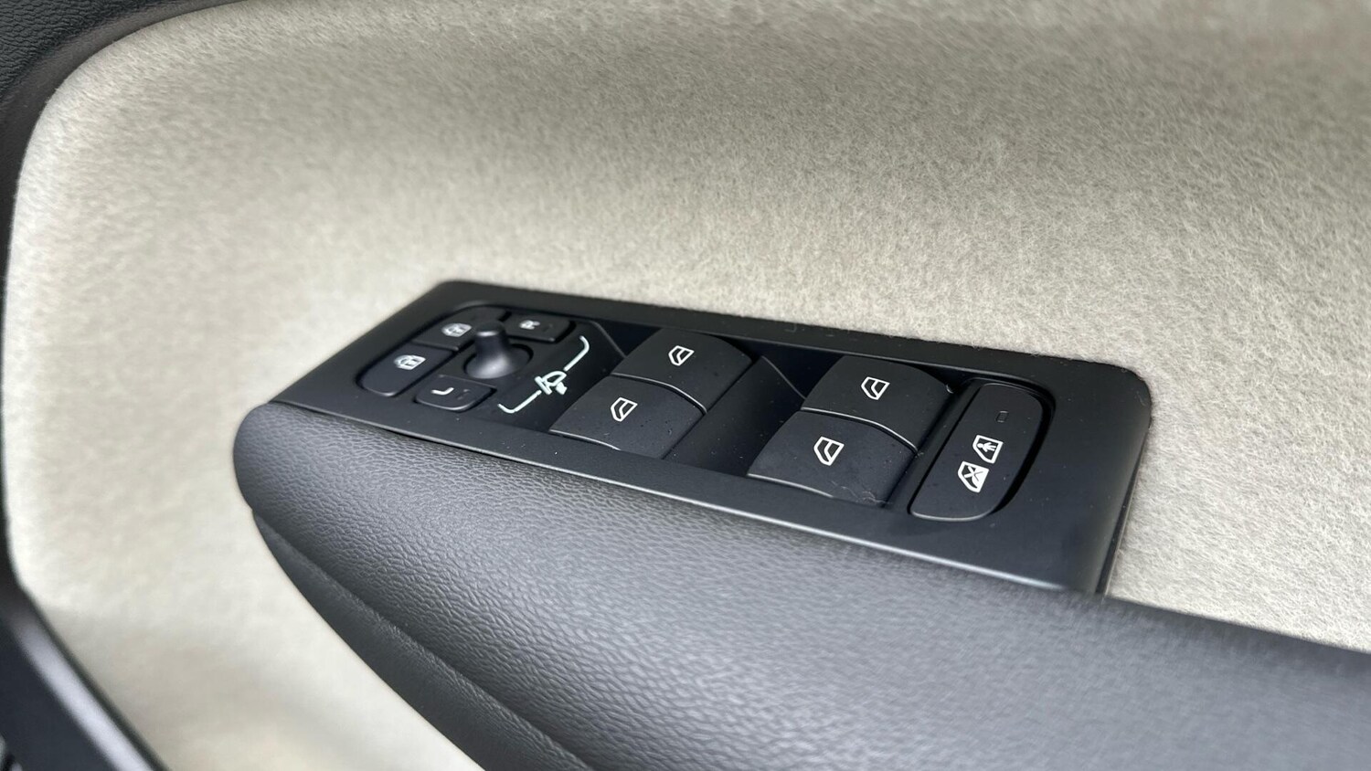 Used Volvo XC40 2025 for sale - 76561337: Photo 23