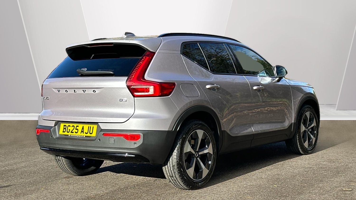 Used Volvo XC40 2025 for sale - 76336182: Photo 2