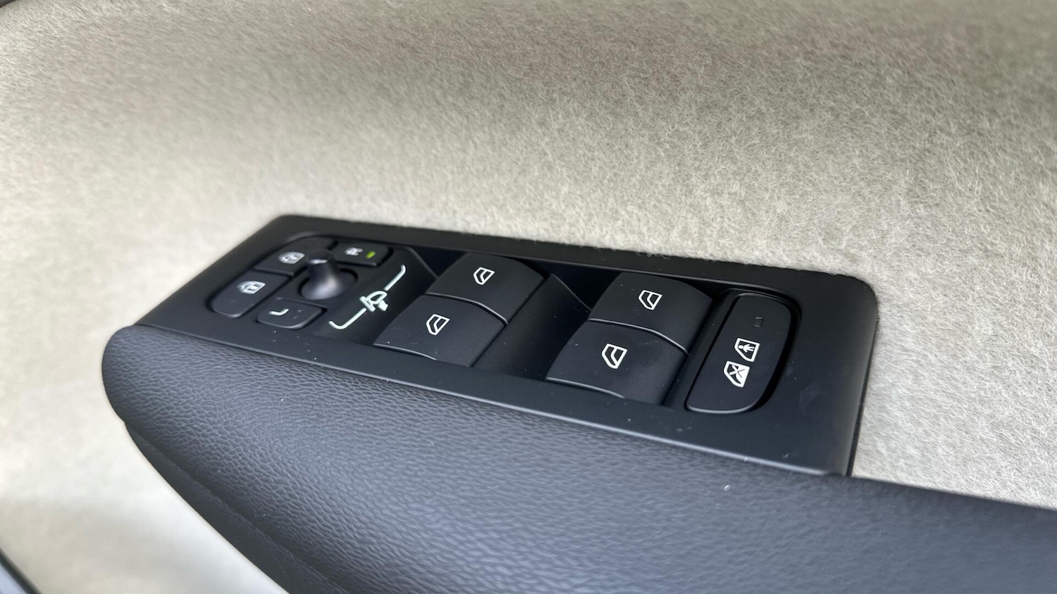 Used Volvo XC40 2025 for sale - 76337593: Photo 25