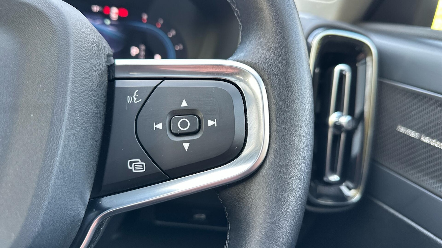 Used Volvo XC40 2024 for sale - 76336677: Photo 22