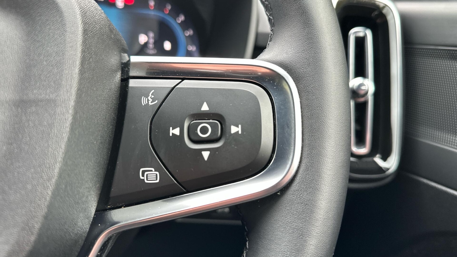 Used Volvo XC40 2025 for sale - 76336341: Photo 21