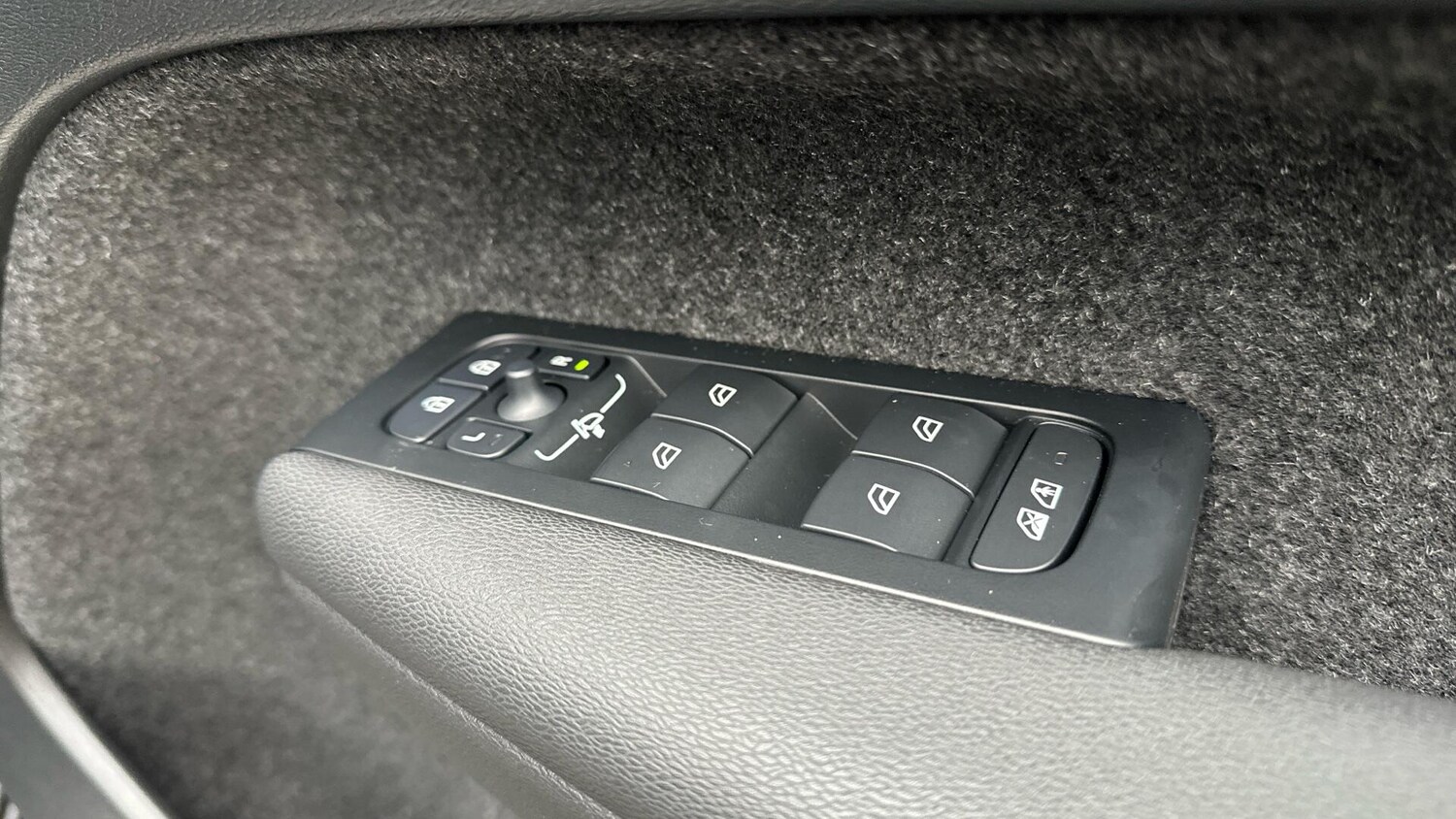 Used Volvo XC40 2025 for sale - 77672918: Photo 23