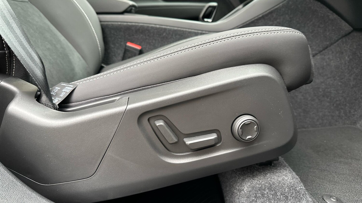 Used Volvo XC40 2025 for sale - 77672918: Photo 29