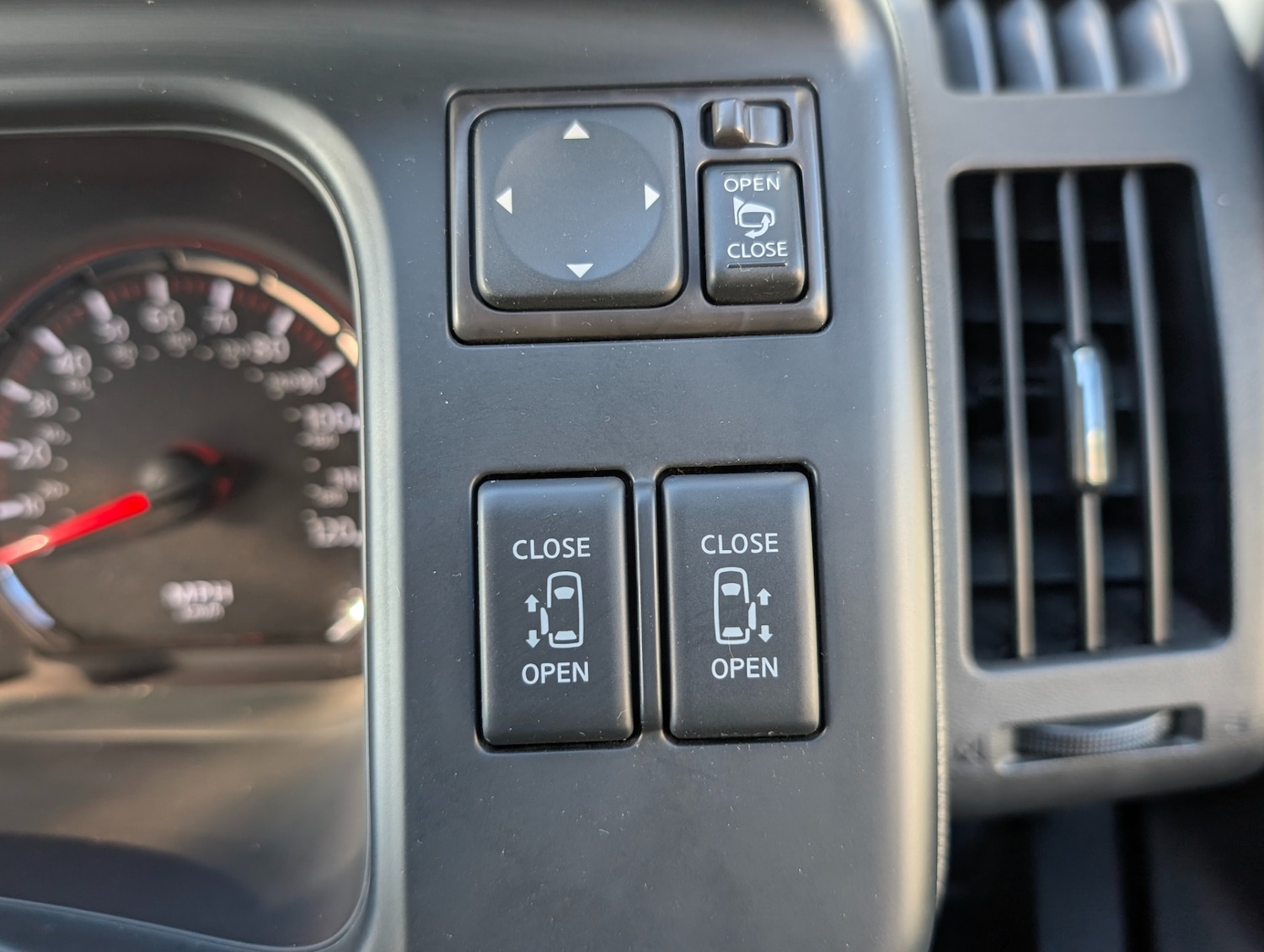 Used Nissan Serena 2024 for sale - 76064287: Photo 30