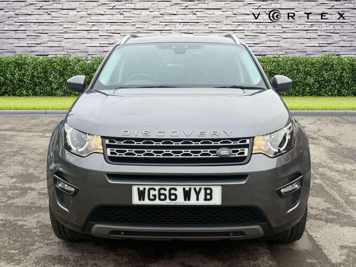 Used Land Rover Discovery Sport 2017 for sale - 76362937: Photo 2
